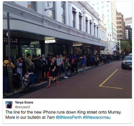Fila em Perth