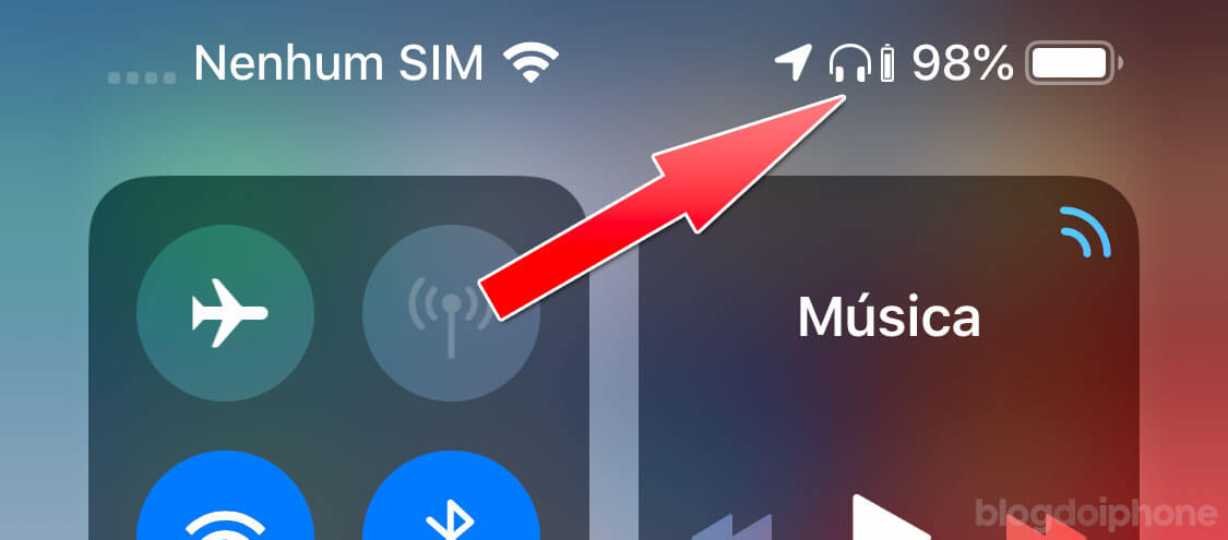 No alto da tela aparece o ícone do fone de ouvido conectado