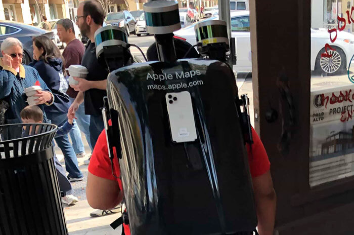 Foto de uma mochila especial cheia de câmeras nas costas de uma pessoa