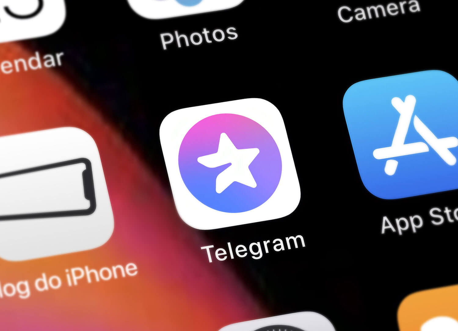 Tela de aplicativos do iOS, com o ícone do aplicativo do Telegram Premium