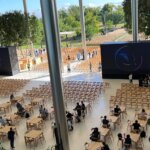 Apple Park mesas e telões para a abertura da WWDC 22