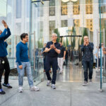 Tim Cook saindo de uma Apple Store