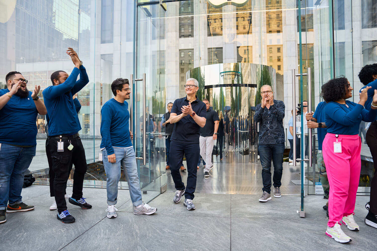 Tim Cook saindo de uma Apple Store