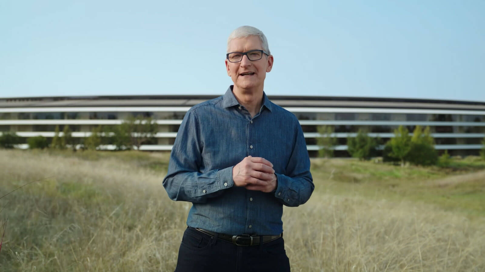 Tim Cook no meio do mato do APple Park, no evento da Apple