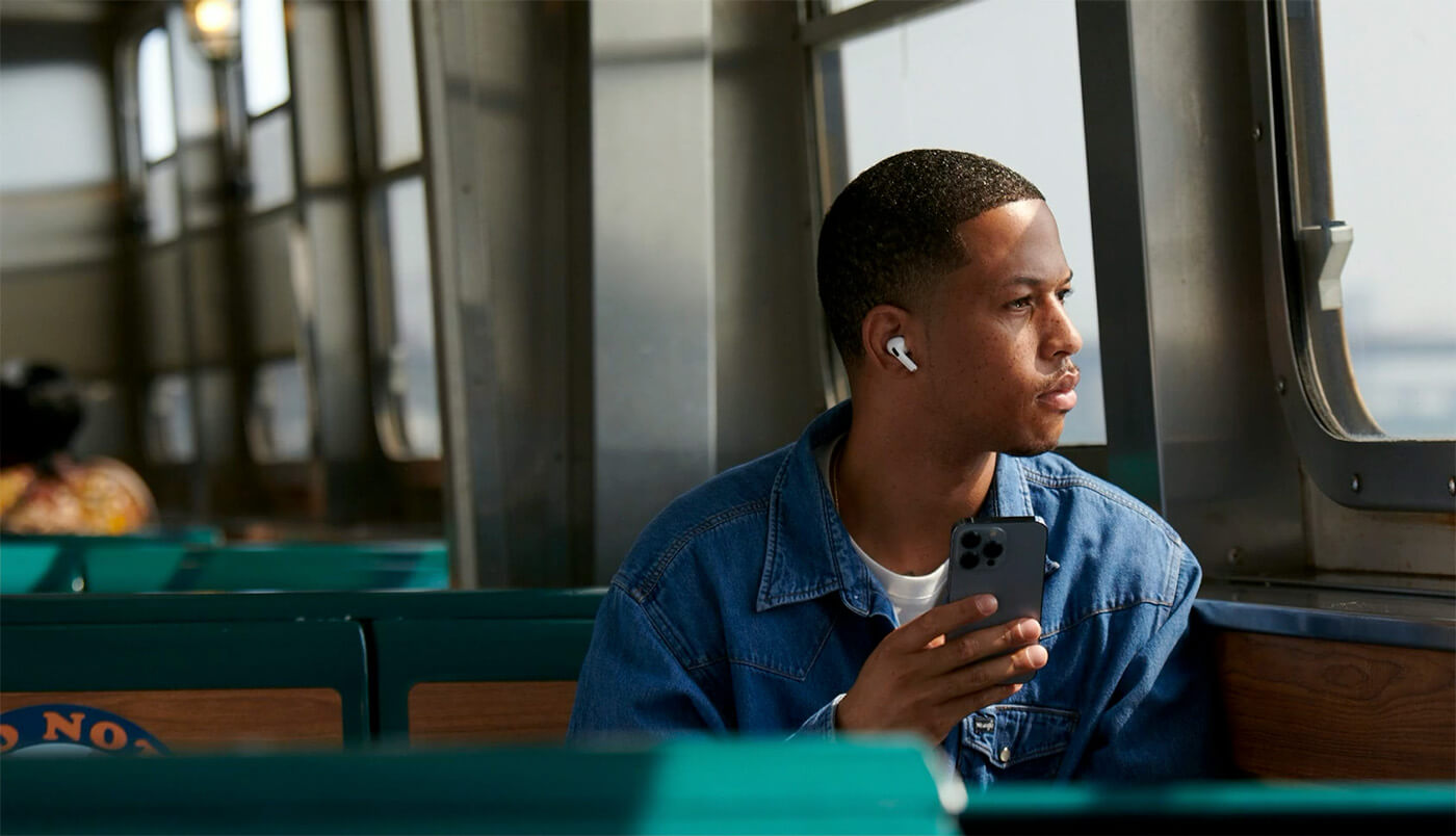 AirPods barco » Blog do iPhone Homem com AirPods e iPhone
